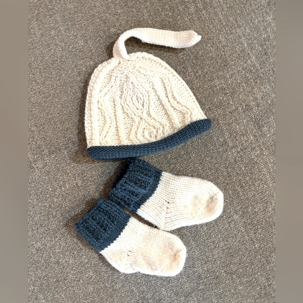 Aran Sweater Market 100% merino wool baby hat w/ socks excellent used condition